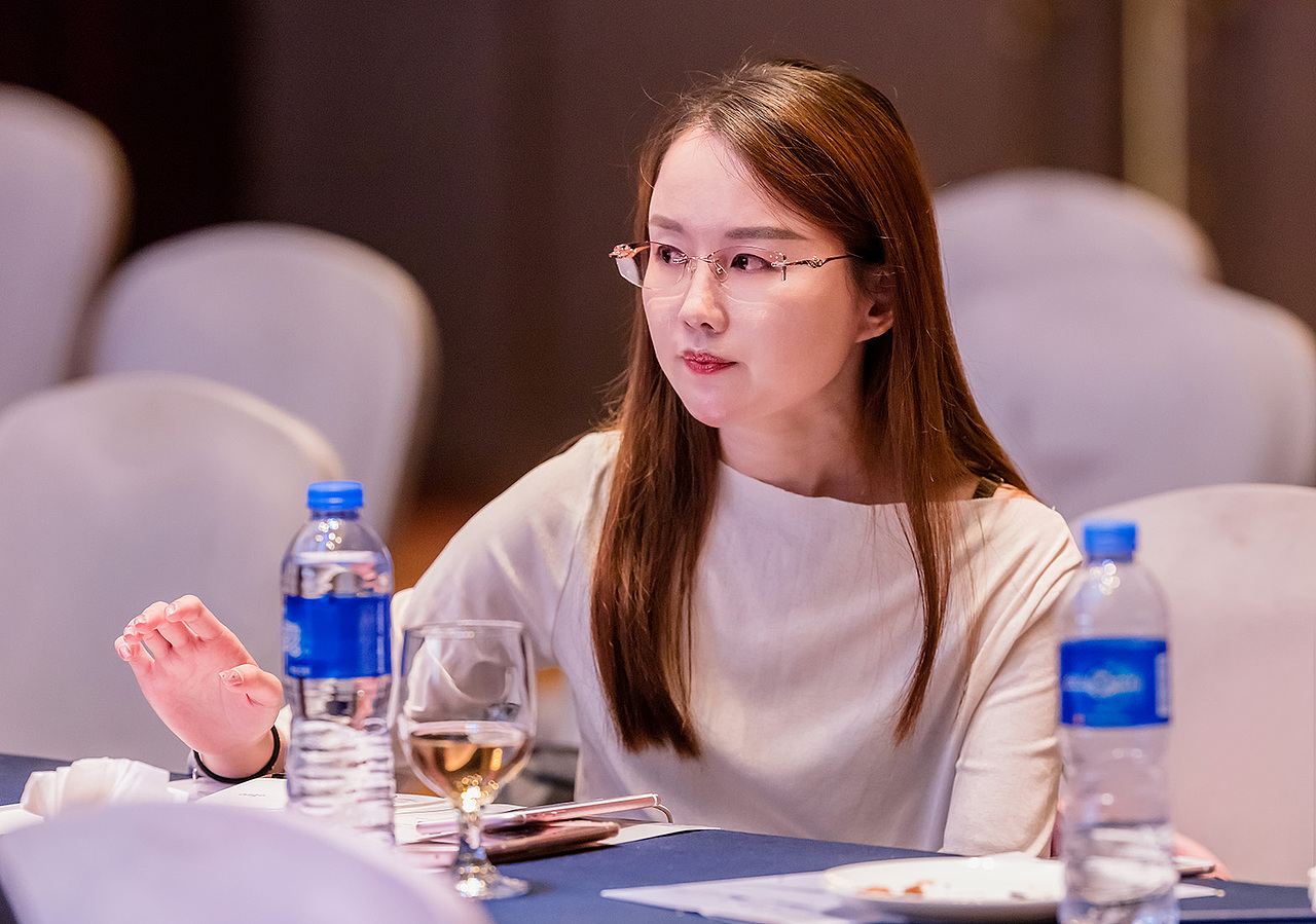 坐在后排的女孩——会议人像(二十四)