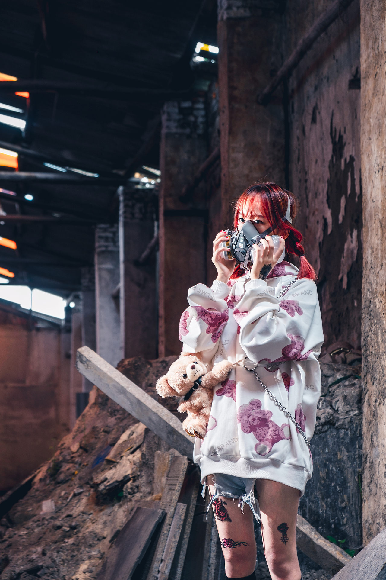 红发，与粉色小熊