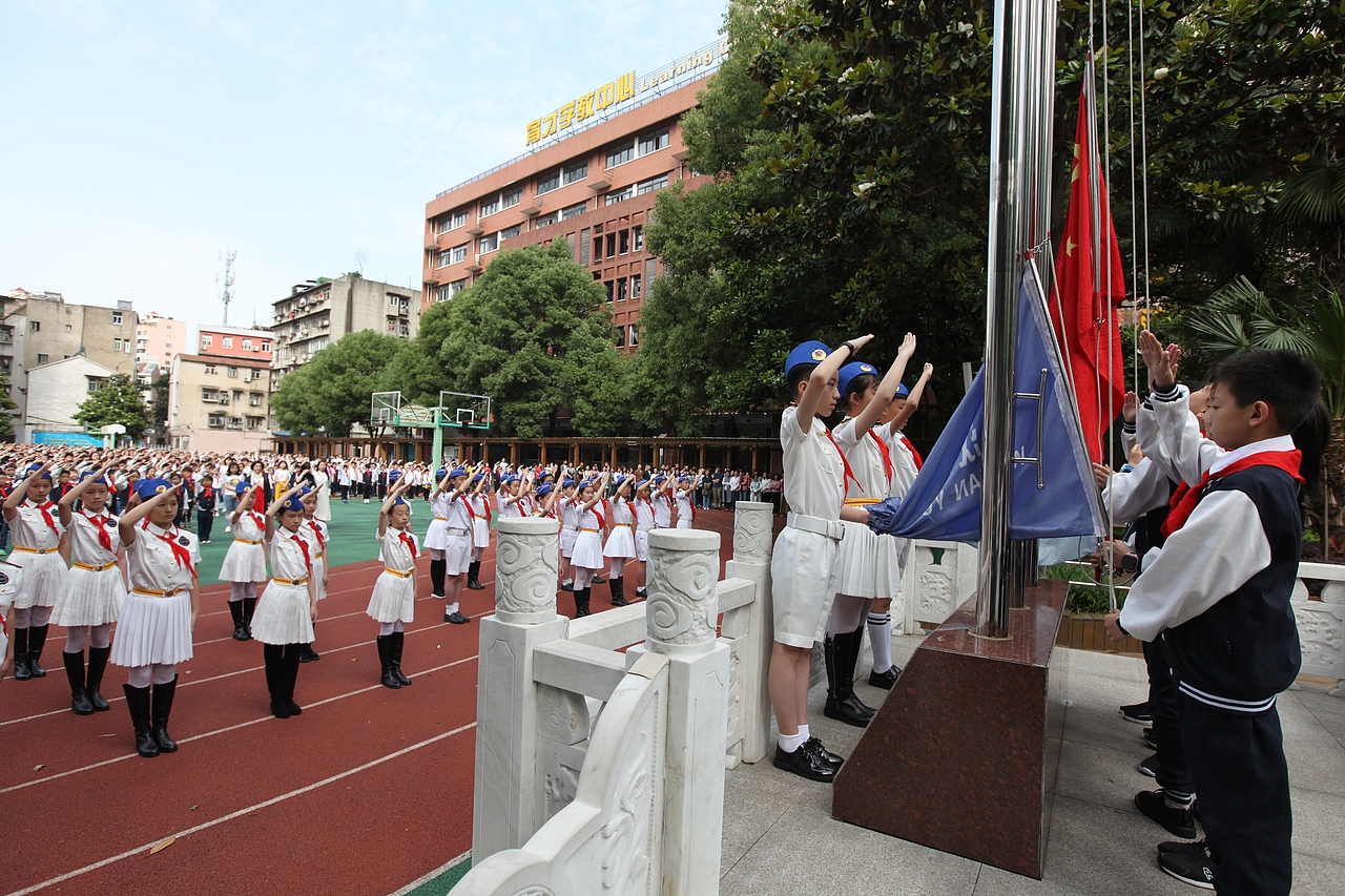武汉市育才小学隆重的升旗仪式
