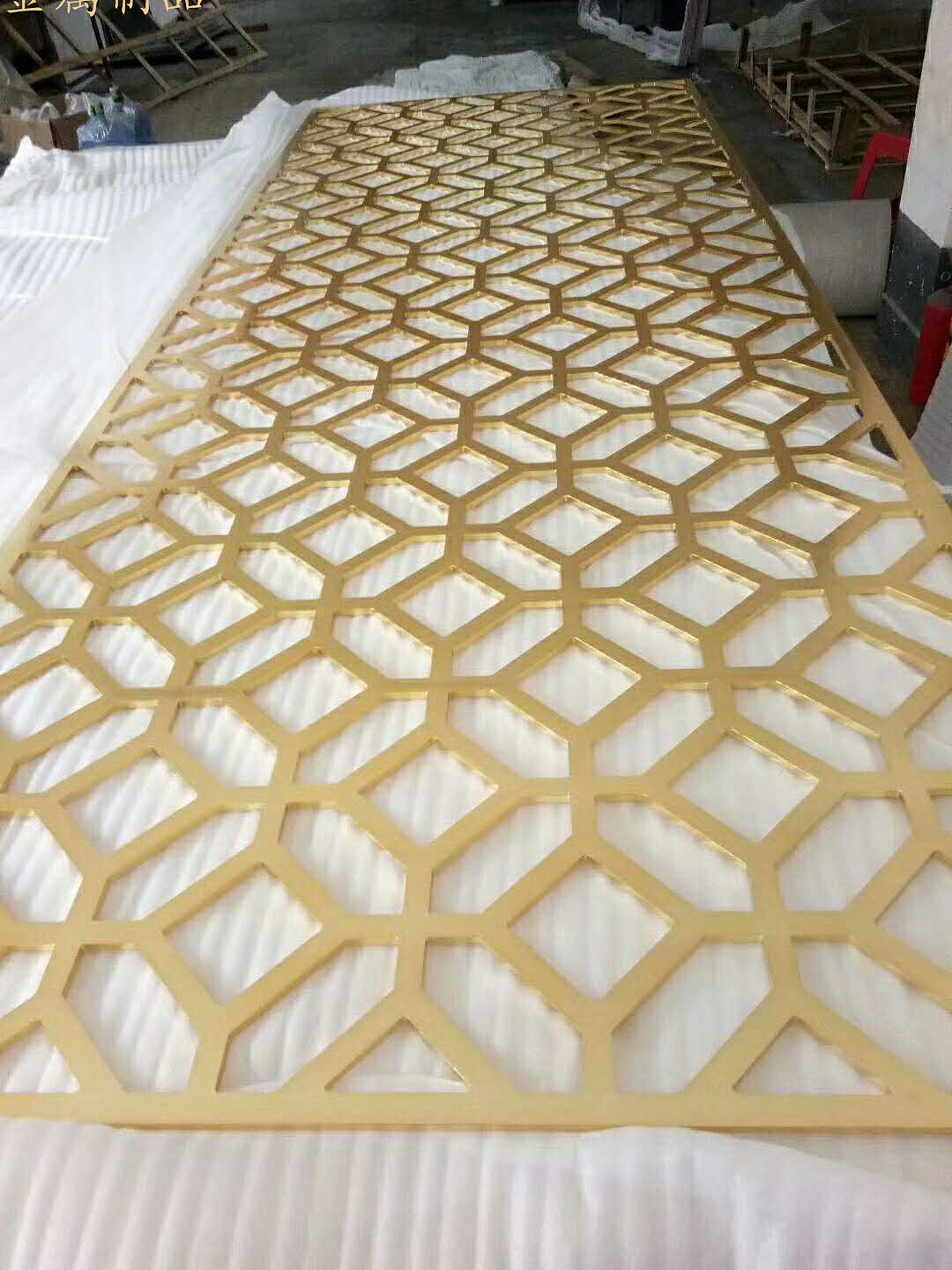 新中式亮面钛金铝艺雕花屏风