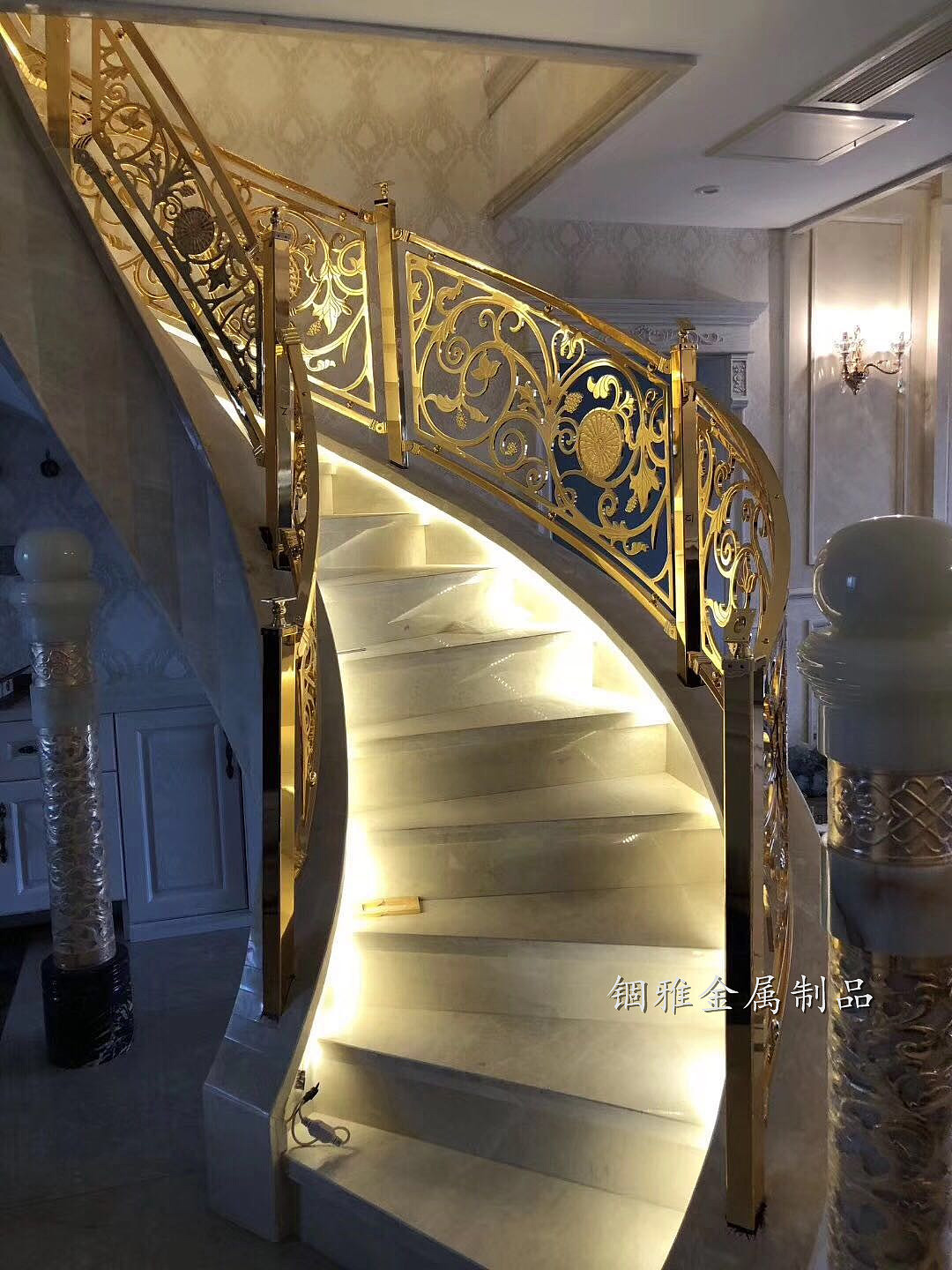 富丽堂皇的铝板雕花楼梯护栏