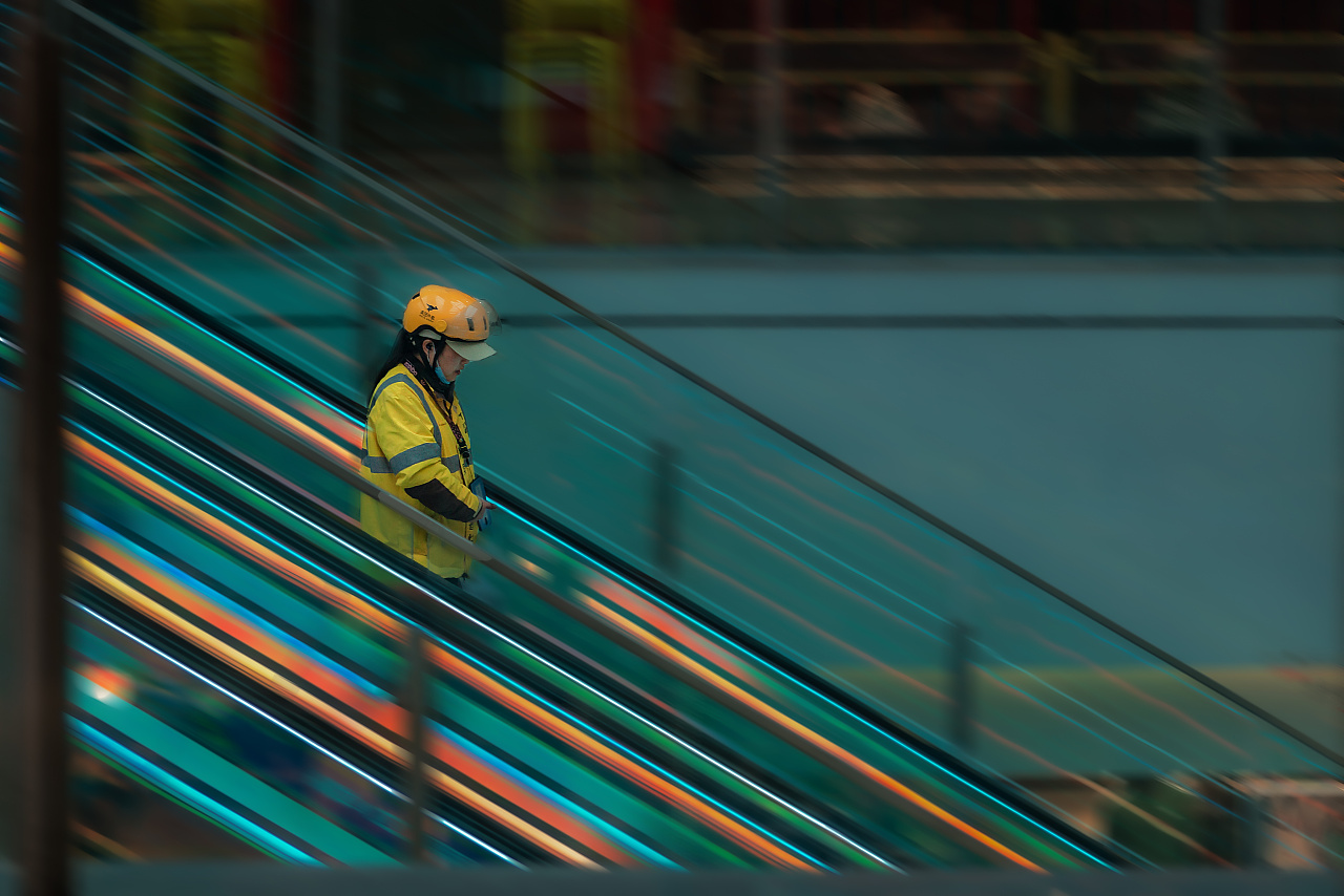 《奔波于卖场的外卖员》|摄影|人文/纪实摄影|闫正荣 - 原创作品