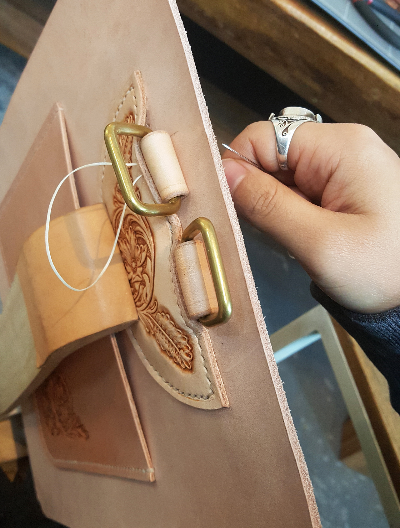 个性定制皮雕彩绘背包