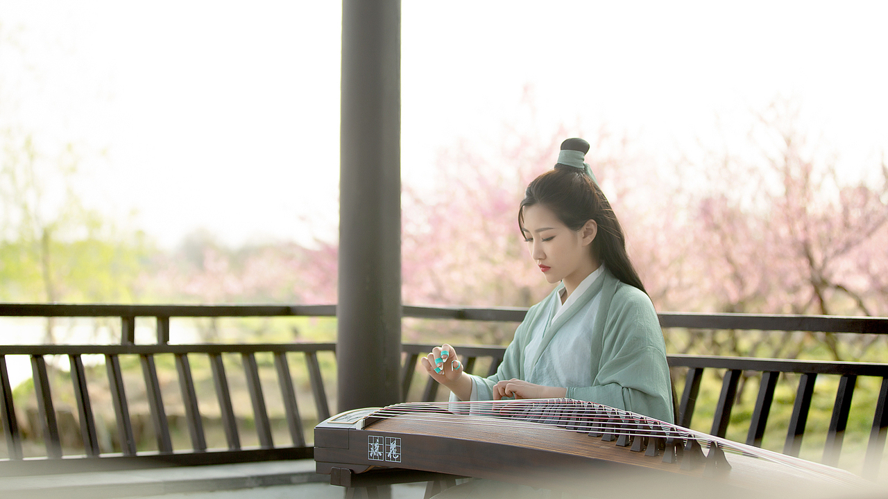 弹古筝的汉服小姐姐