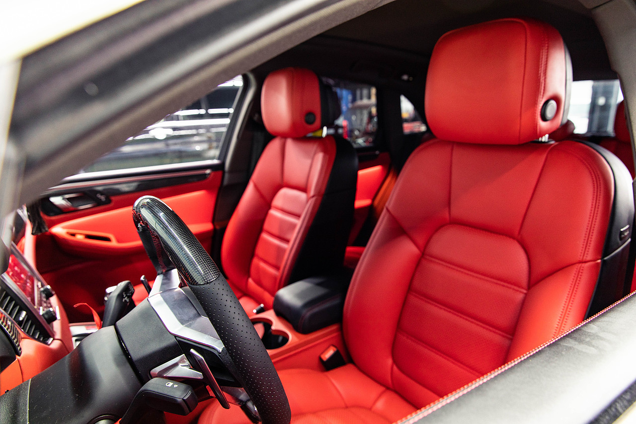 保时捷马泰红色内饰