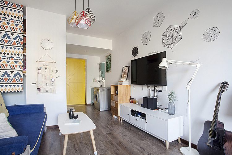 留白处的电视墙,由几组几何形状的贴画做装饰,用最简单最直接的方式,为空间增加趣味性。