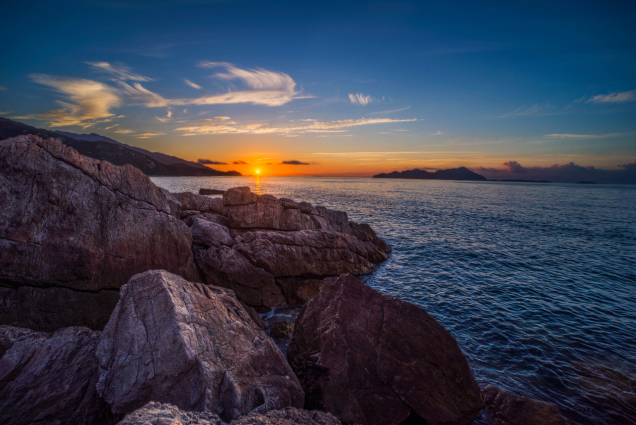 第二天早上已经没力气找机位了,虽然日出非常好,但也只是随便拍了一张。