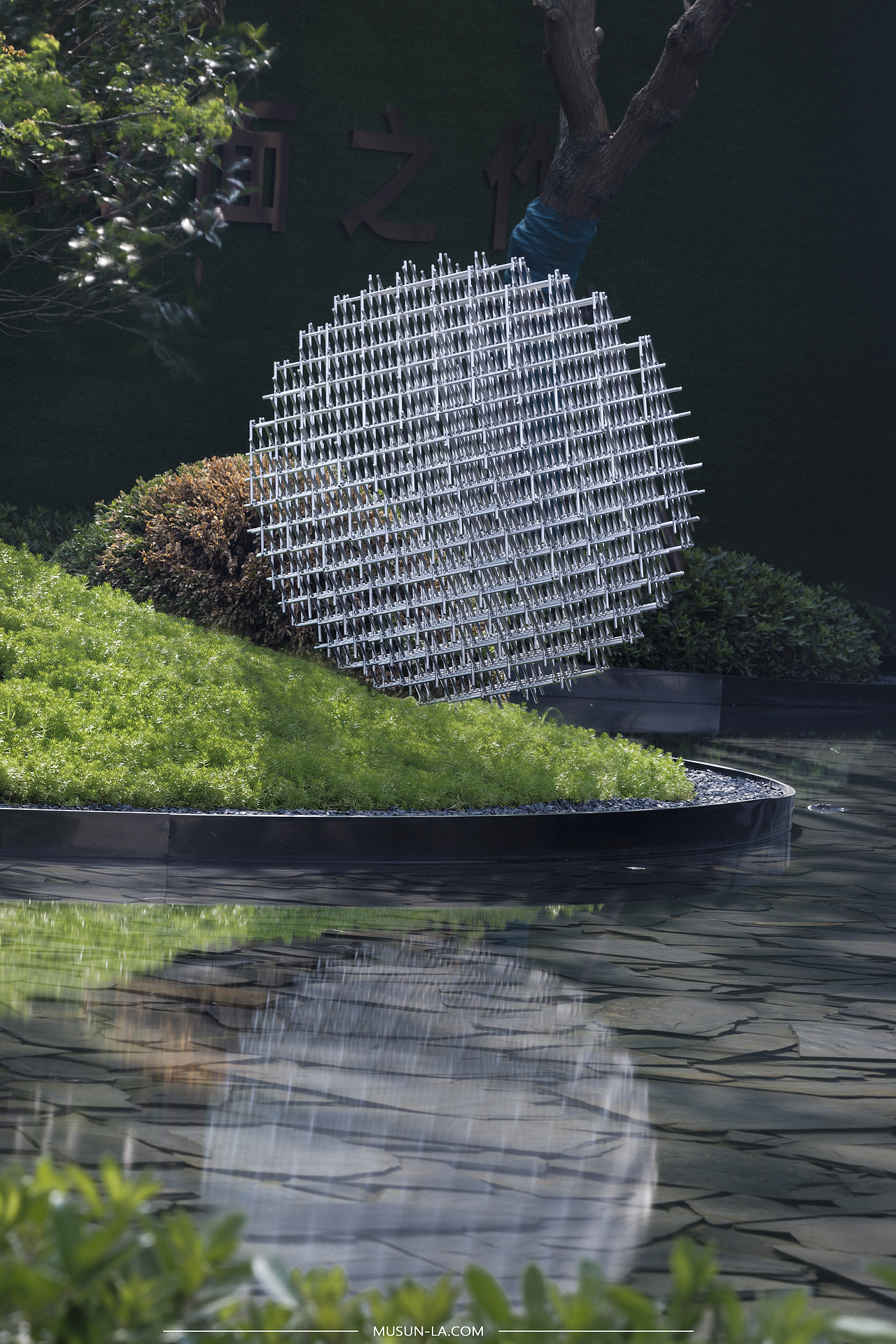 △ 象征着不断汲取知识的艺术装置