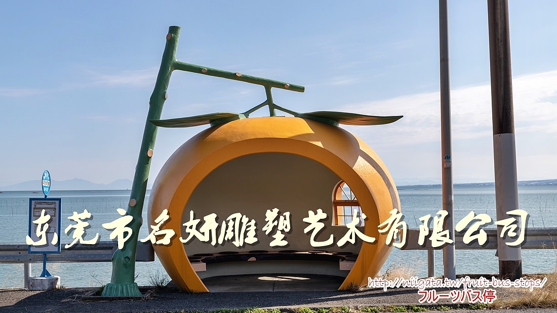 而创意玻璃钢草莓屋造型雕塑是静态,一动一静互相衬托