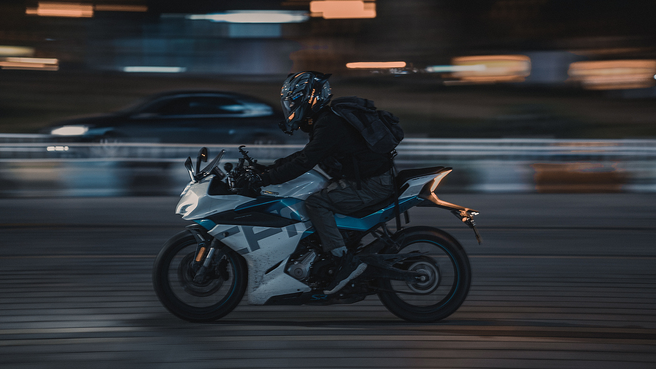 不如骑车去（图ZMjkxMzg5MjE2） - 人像摄影 - 站酷设计师小狗是只狗原创素材 - 站酷ZCOOL