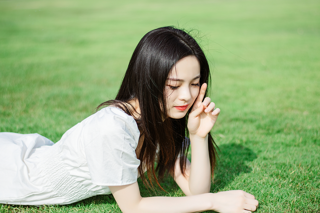 草坪上的舞蹈（图ZMjE1ODE4MjU2） - 人像摄影 - 站酷设计师瑟瑟棉六原创素材 - 站酷ZCOOL
