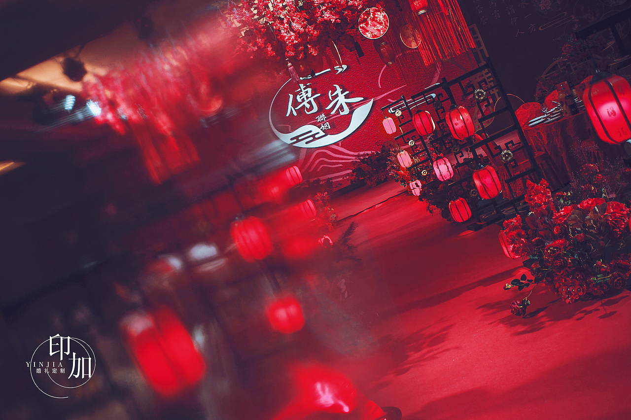 凤冠霞帔 新中式婚礼舞台吊顶