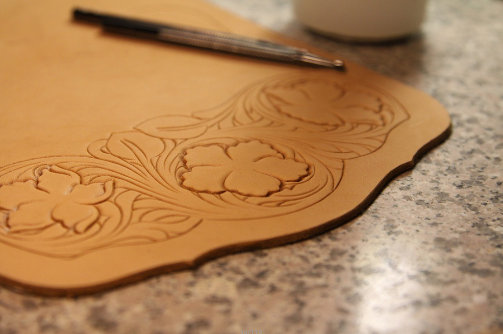 匠心——手工皮具 女款手包 手工包是如何诞生的（图ZMjM4MDY2MzI=） - 工艺品设计 - 站酷设计师皮雕达人原创素材 - 站酷ZCOOL