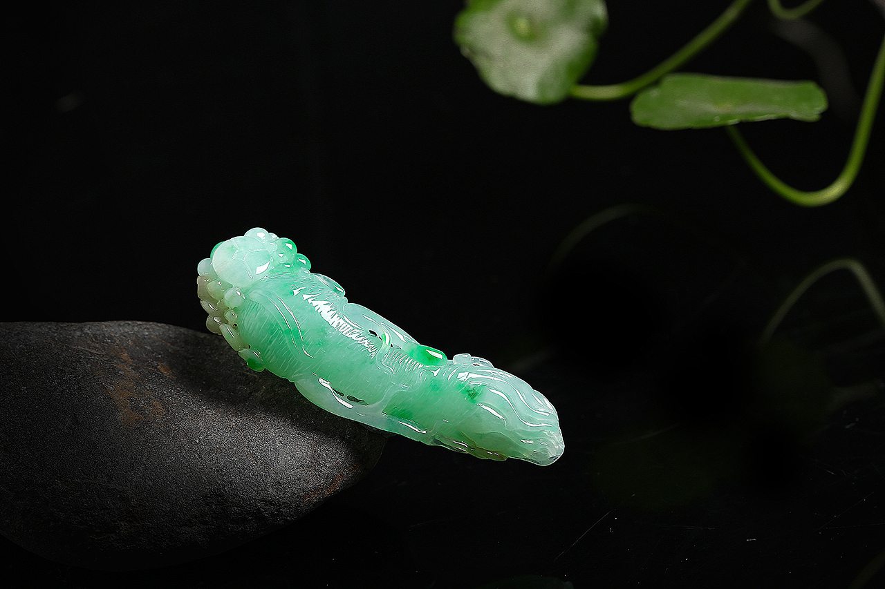 翡翠雕件 “千年人参”（图ZMTAxMjQxNzUy） - 产品摄影 - 站酷设计师000000张原创素材 - 站酷ZCOOL