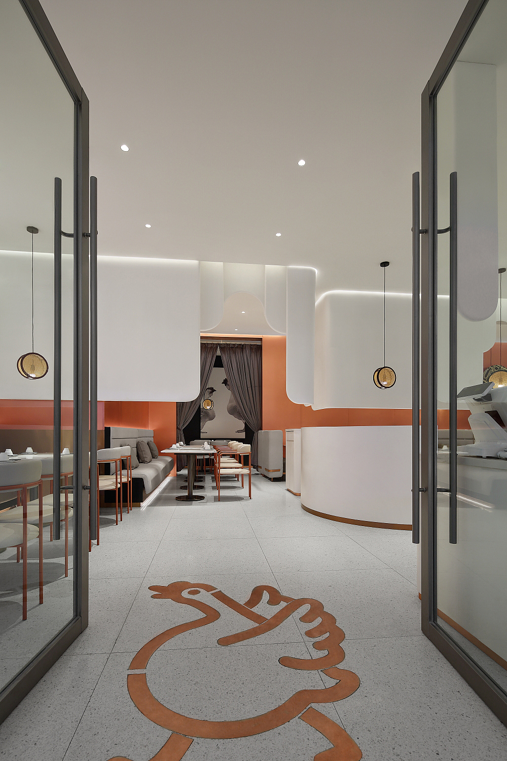 特定视角的厝头的形最先映入眼帘
一对狮头鹅半隐在帘幕后面<br>前后呼应,给人留下深刻印象