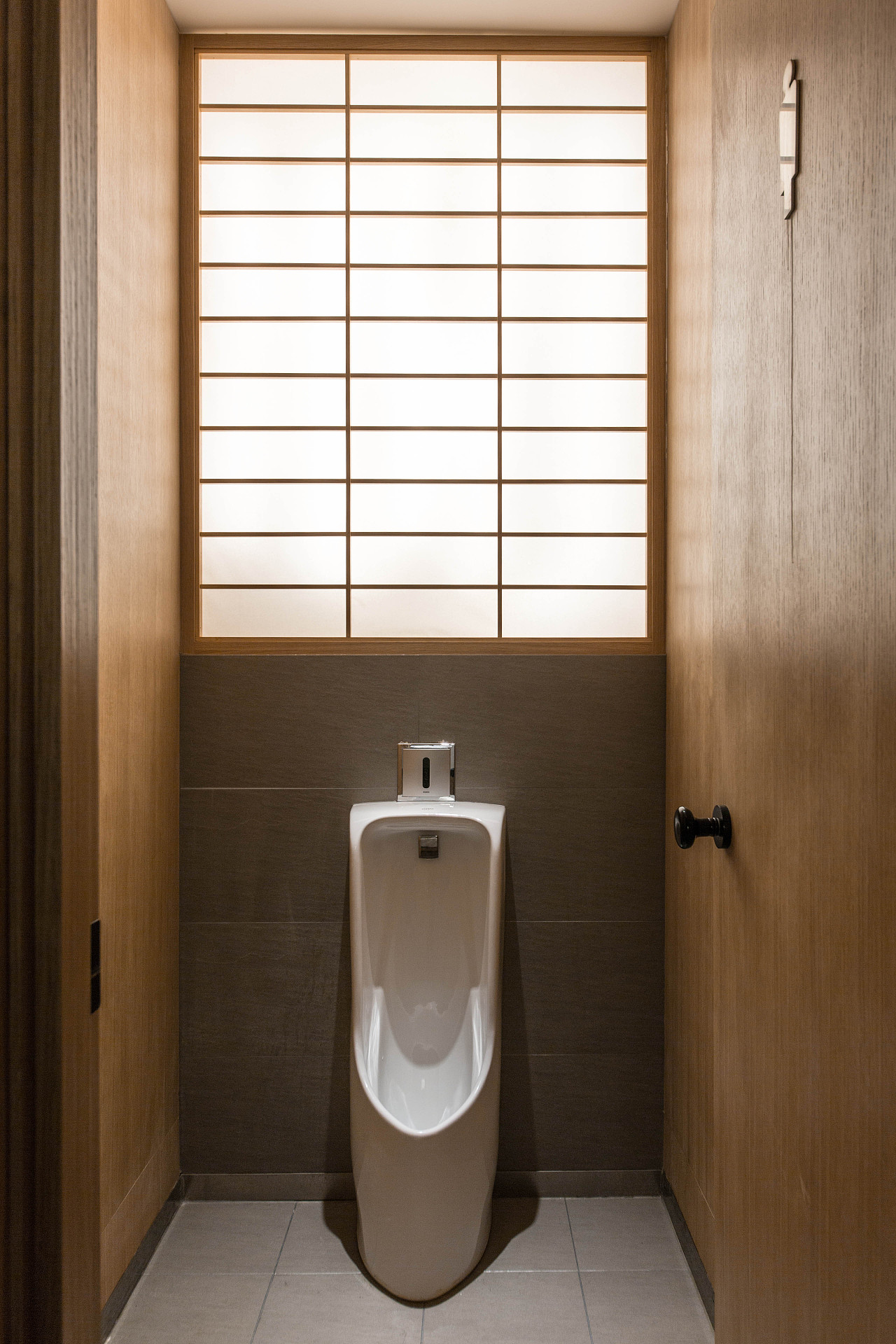 项目地点:济南 主持设计:郭去尘 "泉鮨真心日本料理"餐厅位于济南