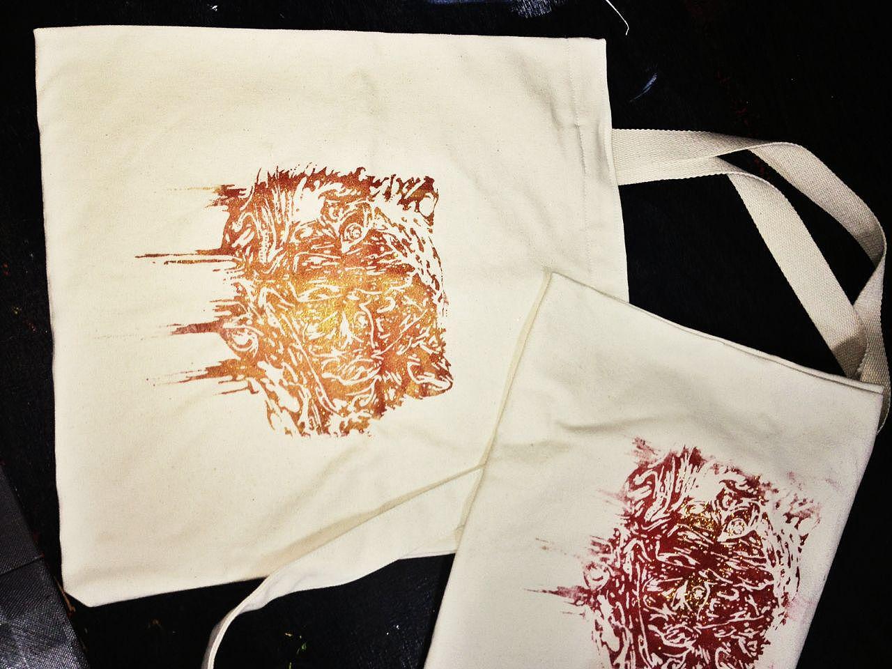 把丝印图案印刷在布袋上.