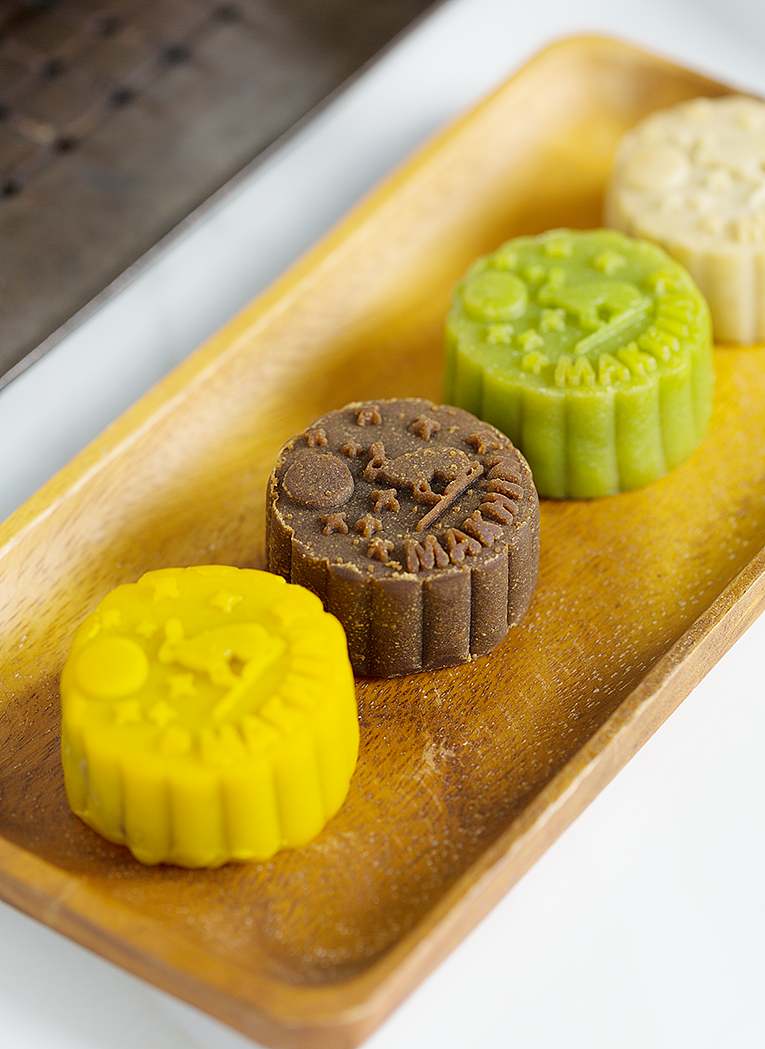 月光—企業(yè)定制版，一款夜里會(huì)自然亮起的月餅包裝。（圖ZODk4MzY1MjQ=） - 包裝 - 站酷設(shè)計(jì)師花山水溪設(shè)計(jì)原創(chuàng)素材 - 站酷ZCOOL