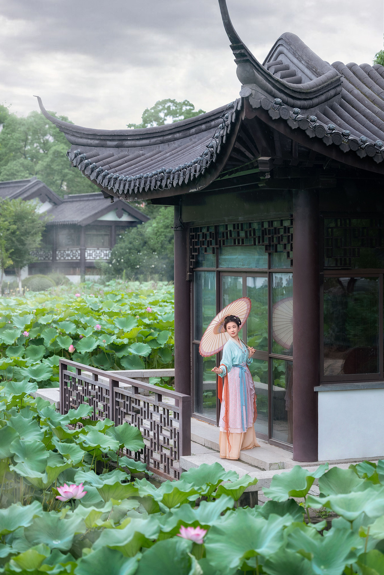 煙雨樓臺(tái)荷花池（圖ZMzE1MTM4ODI0） - 人像攝影 - 站酷設(shè)計(jì)師糊涂仙人LEO原創(chuàng)素材 - 站酷ZCOOL