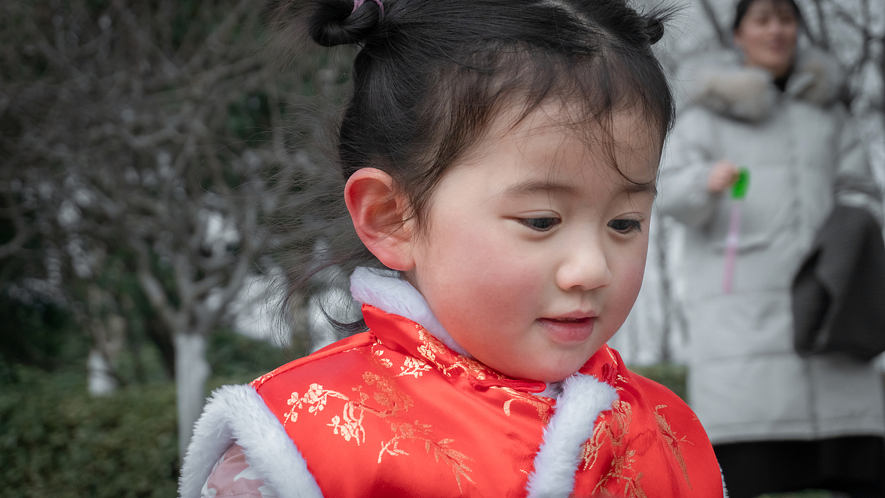 小郑三岁了-《公园玩耍》