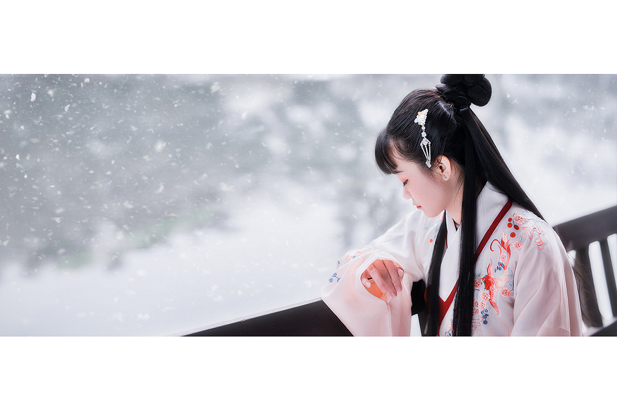 “十里平湖霜满天,寸寸青丝愁华年”