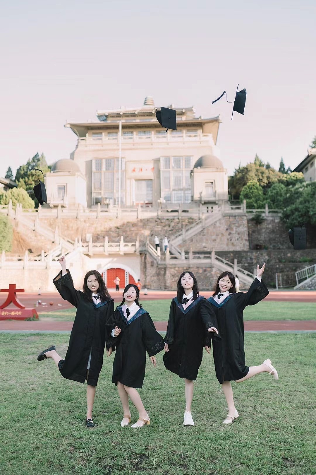 你总说毕业遥遥无期,转眼就各奔东西。