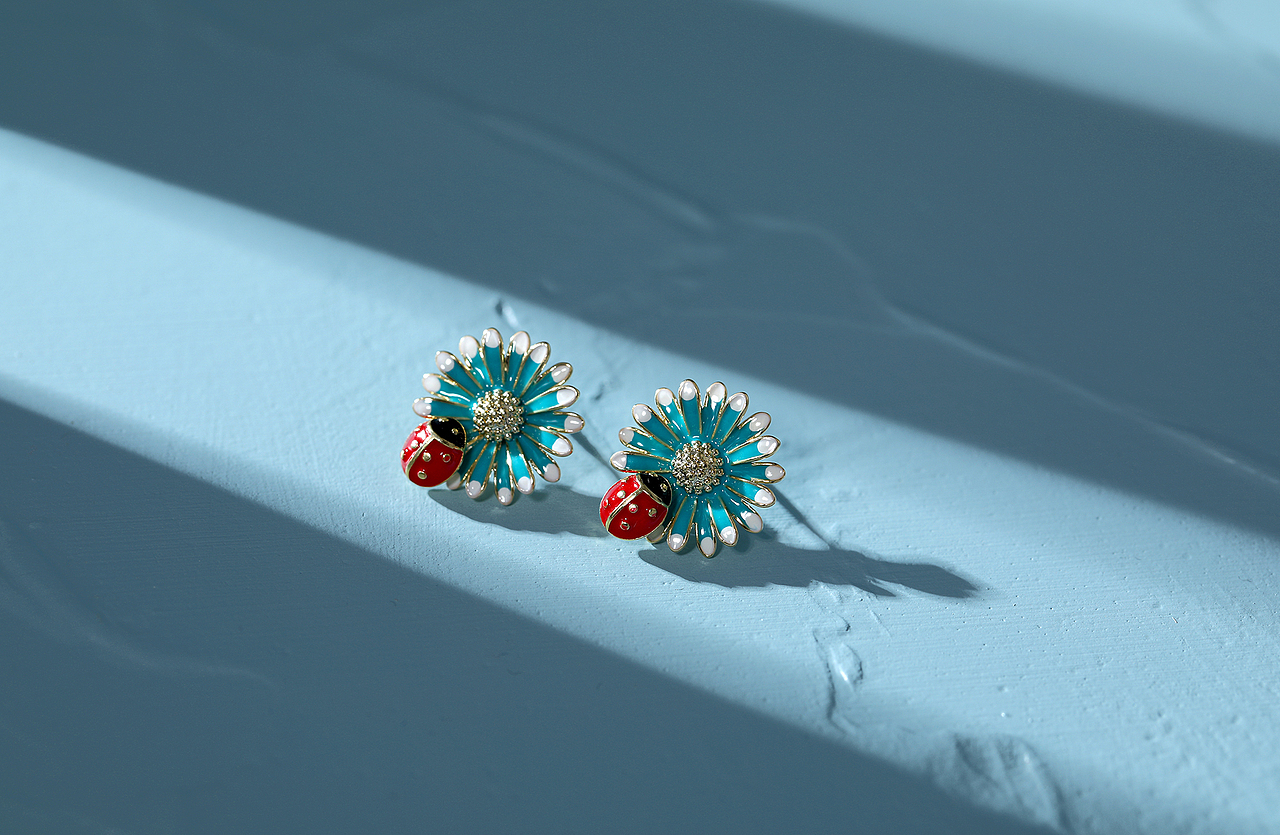 浅蓝底 小雏菊耳钉 首饰摄影 耳钉场景图 时尚首饰（图ZMjYzNDUxMDQ4） - 产品摄影 - 站酷设计师广州小韩原创素材 - 站酷ZCOOL