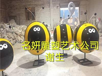 在花丛中不停地奔忙玻璃钢蜜蜂卡通雕像模型