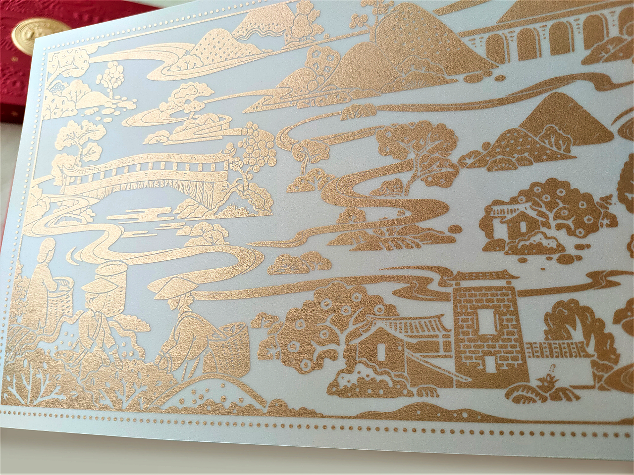 揭开小茶罐的封口沿用金牌造型,与外盒的视觉锤形成统一。代表了中交绿坦洋工夫对产品品质的标准与态度,更彰显卓尔不梵的实力体现。