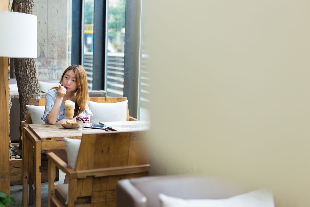 咖啡一缕幽香 使我痴痴迷迷 拂过一丝醉人的金风 歆享着午后的惬意 掠