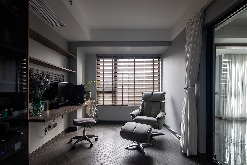 以餐桌为隔断,后面归置书房,让这个空间里的家人可以轻松、自由的互动,最大限度的保证未来生活的可变性。运用到大面积的玻璃,既增强了该区域的采光,又让整个空间和客餐厅有一定的互动性,也让通透感增强了不少。