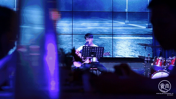 店里的驻唱，美妙的歌声和选曲，让店里的每位顾客，口感上满足的同时，听觉和精神上，也享受着不一般的体验。
<br>七夕套餐之“甜甜蜜蜜”