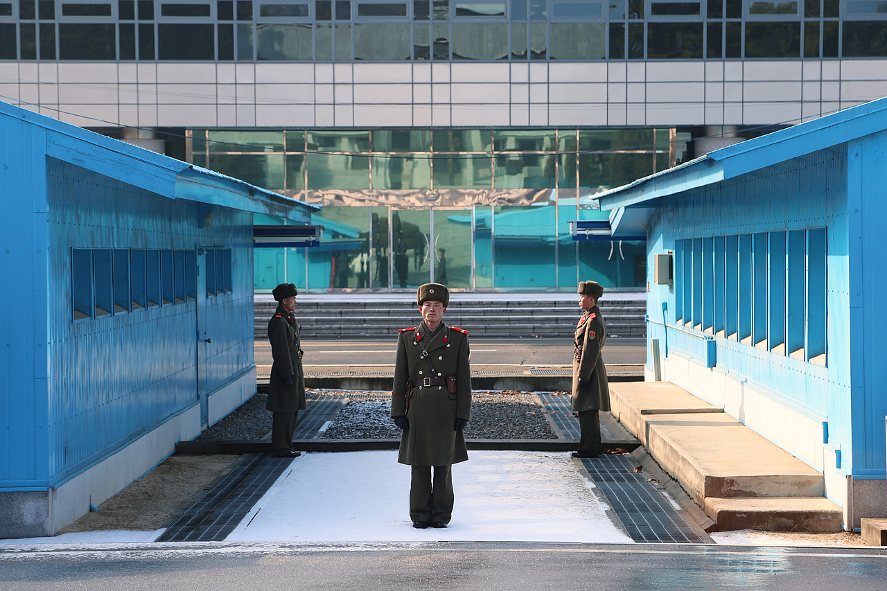 在板门店,远处两位士兵脚边那水泥条的另一侧便是韩国.