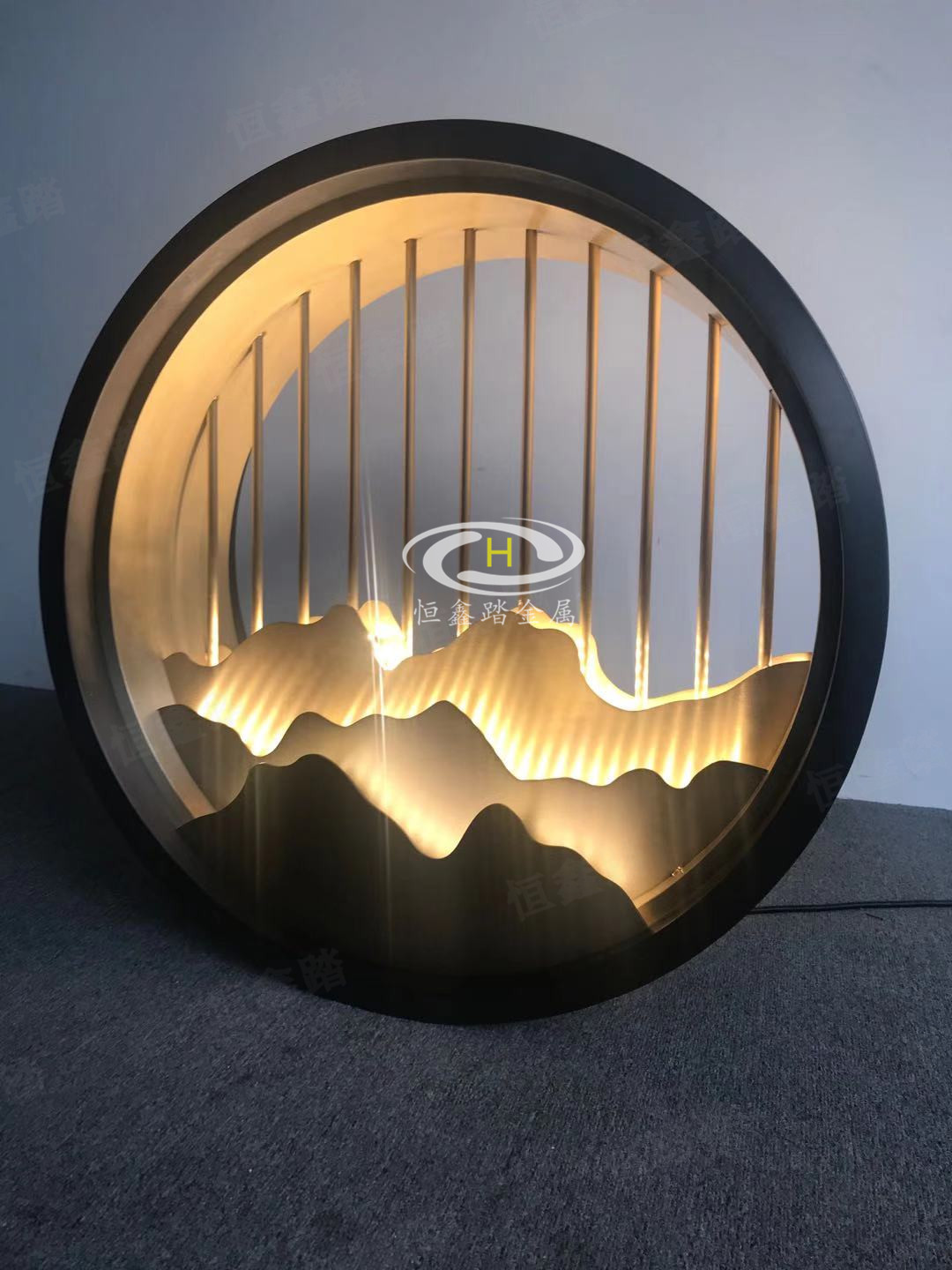 原来不锈钢山形隔断可以这么好看!适合圆形墙洞的屏风