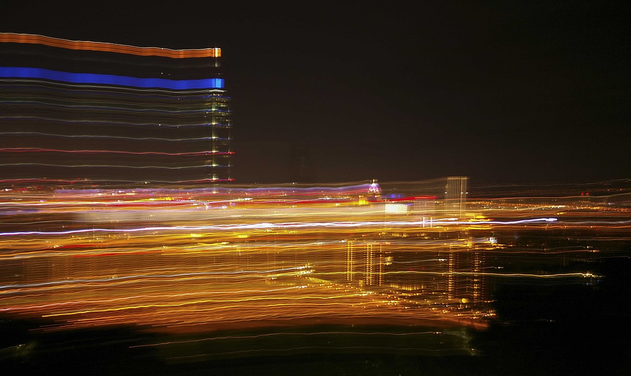 固定脚架,转动云台,4秒的快门,就这样,别样的的景象出现在我眼前,拉丝的炫酷感,我真的真的很喜欢,无数的光被记录,在光与影的极致中摇曳。