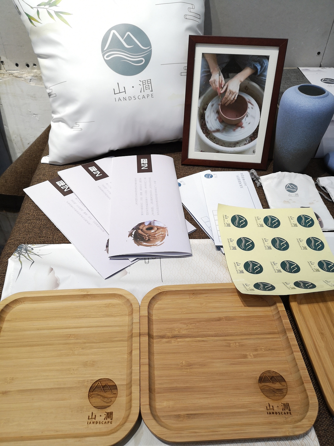 作品名:《山涧手工陶瓷坊形象包装设计》 作者:许乃禹 院系:美术系