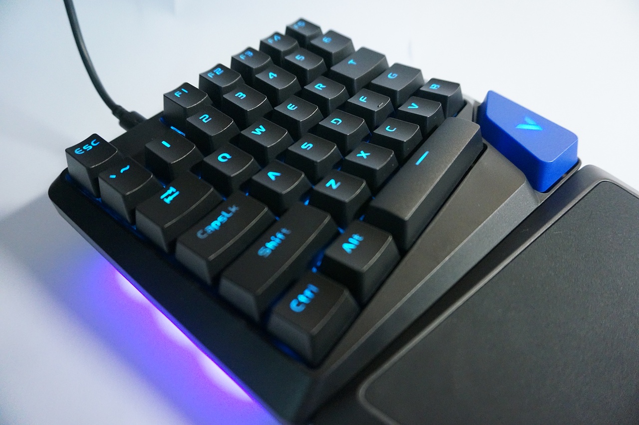 雷柏V550单手RGB幻彩灯光游戏机械键盘