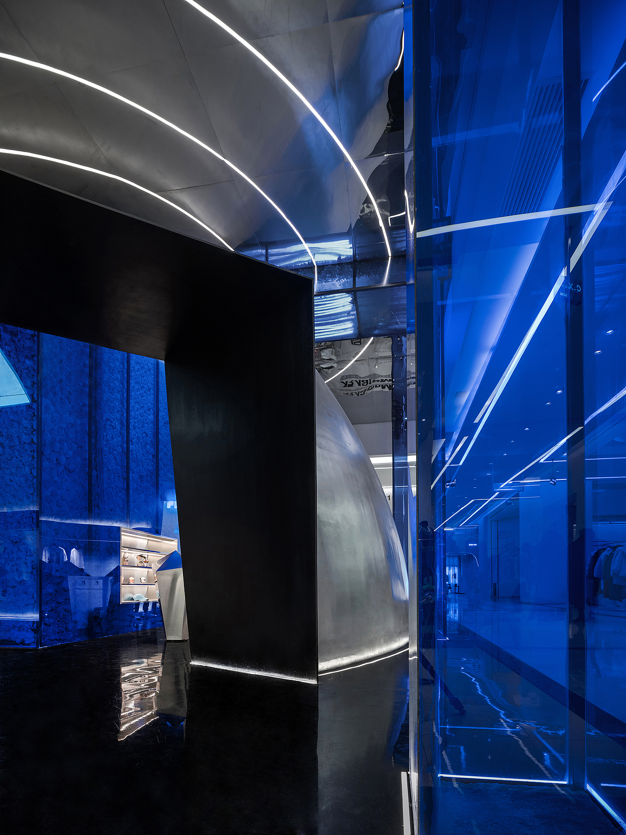 循环再利用的材质,为光线预设好折射路径,以蓝色透明亚克力与灯带搭配