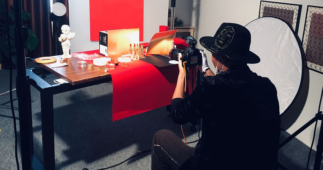 拍摄“诱颜”口红