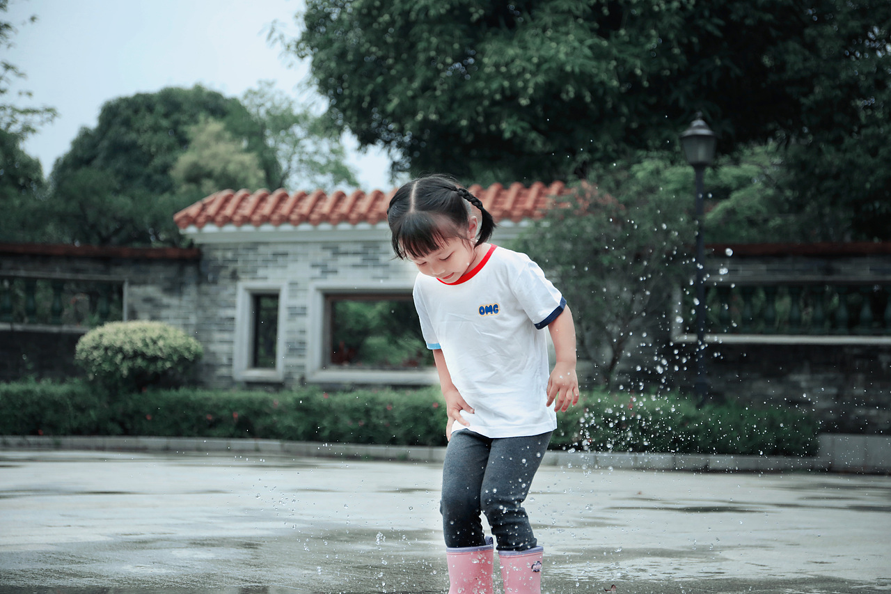 大家都喜欢在水坑里跳来跳去
