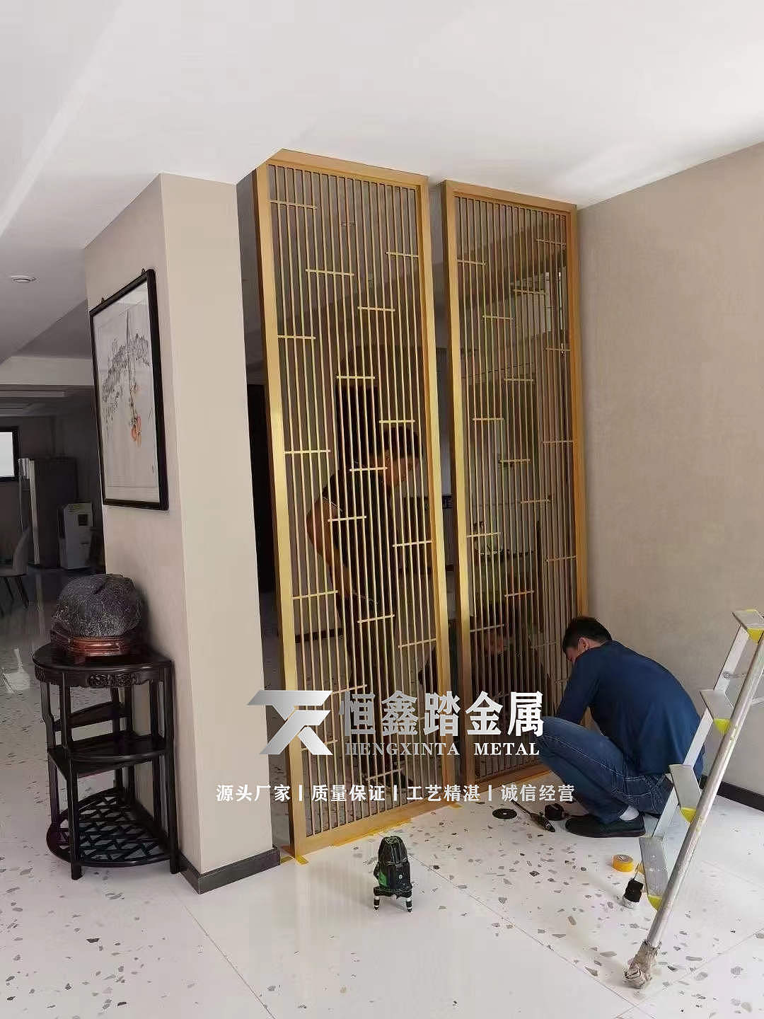 家装不锈钢屏风 拉丝钛金不锈钢玄关隔断屏风巧妙之处