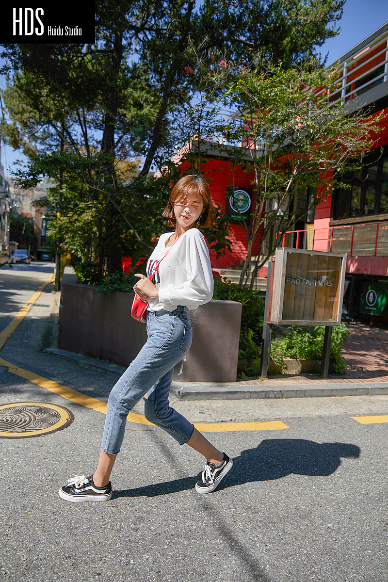 女装牛仔裤韩国模特街头外景拍摄
