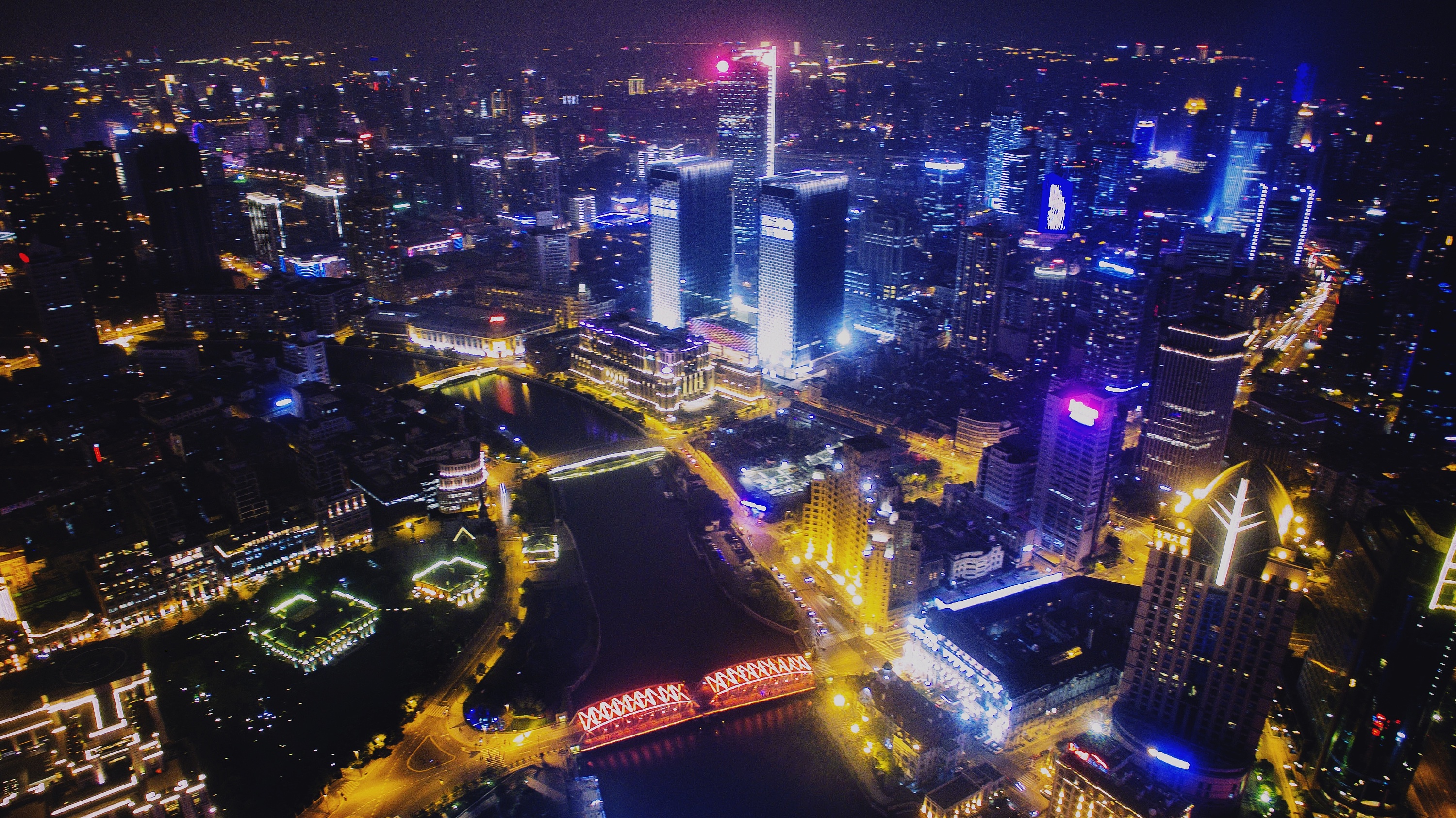 航拍夜上海,飞越北外滩
