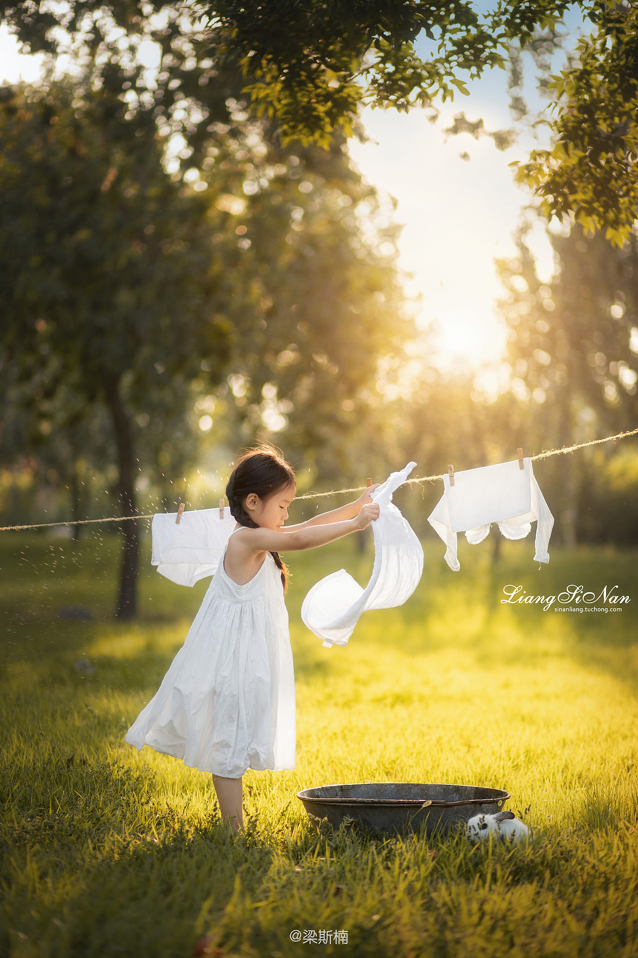 晾衣服的小女孩