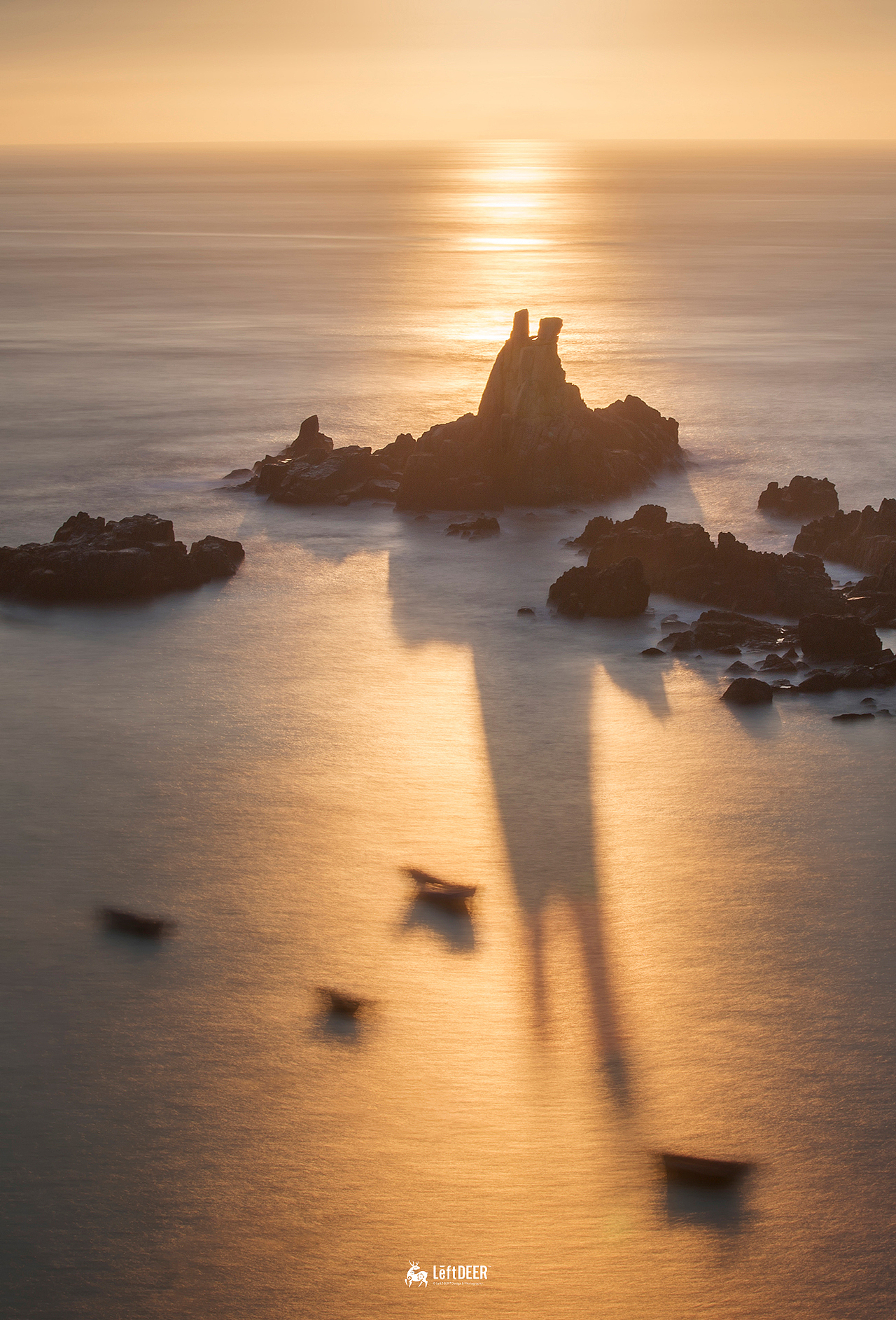 日出后的“夫妻礁”在光影氛围的影造下,又是另一番景象。