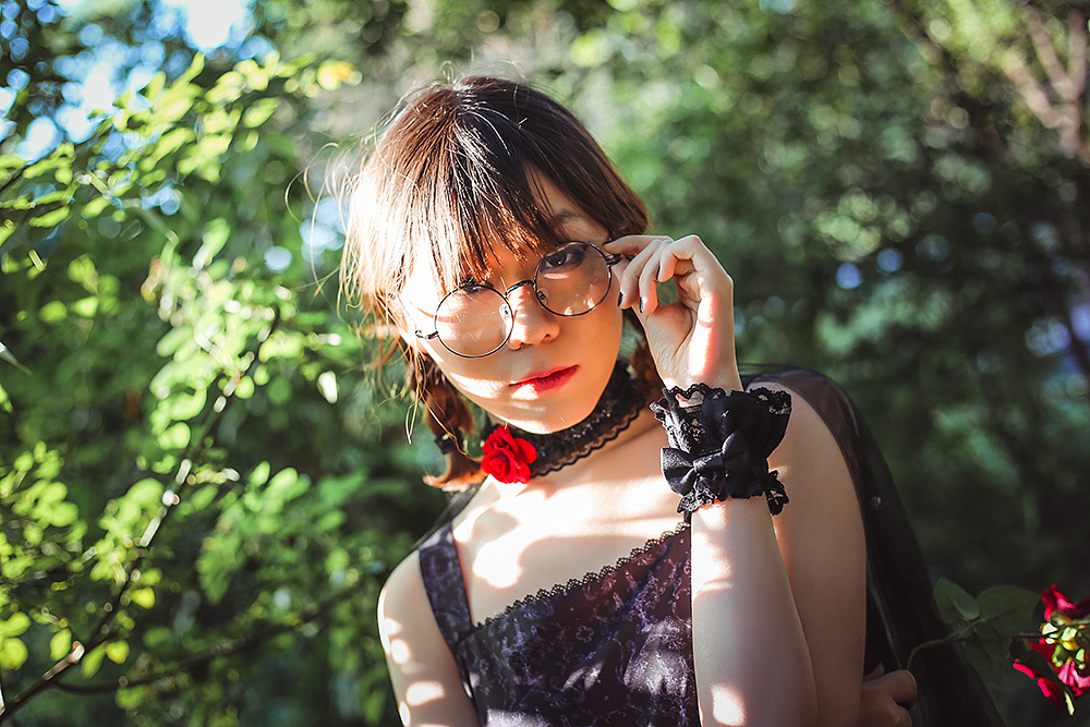 一个明媚的妹子