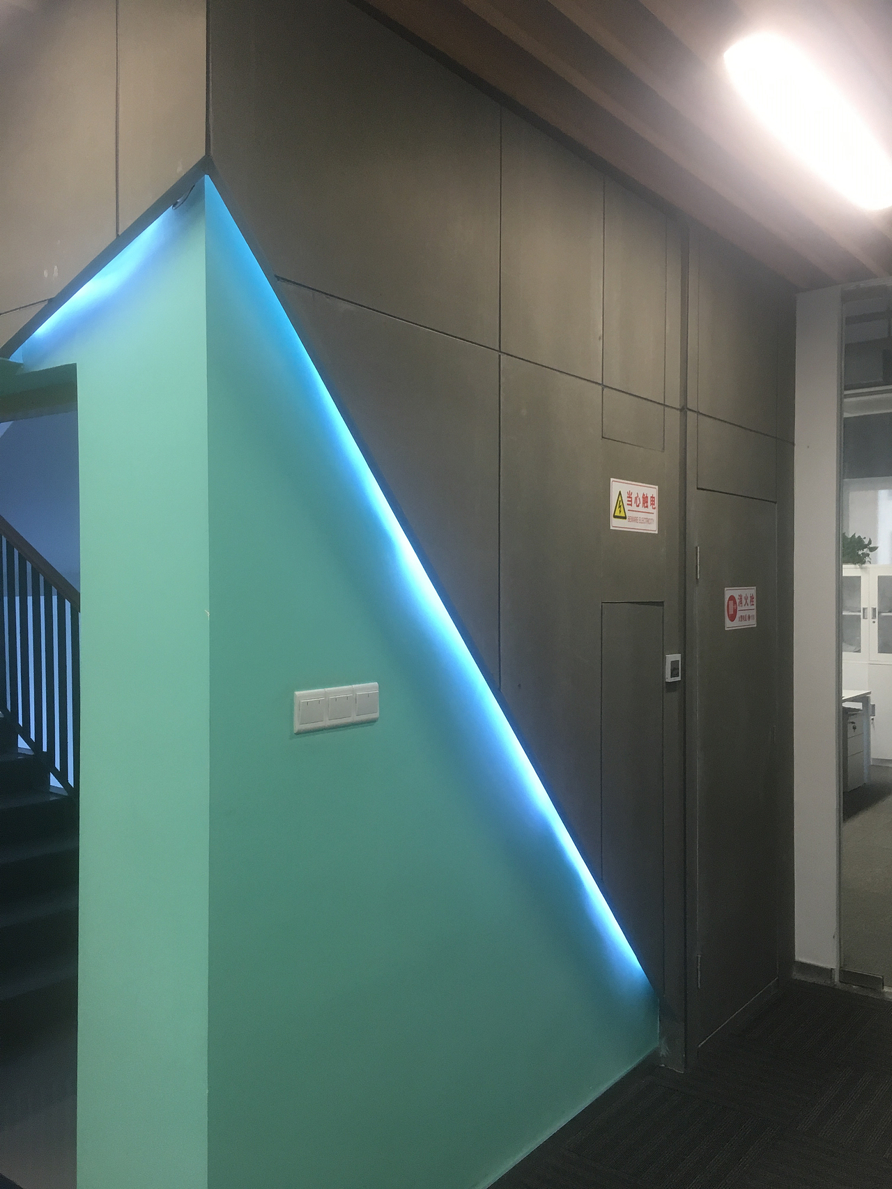 腾讯众创空间写字楼木丝板内部通道案例分享