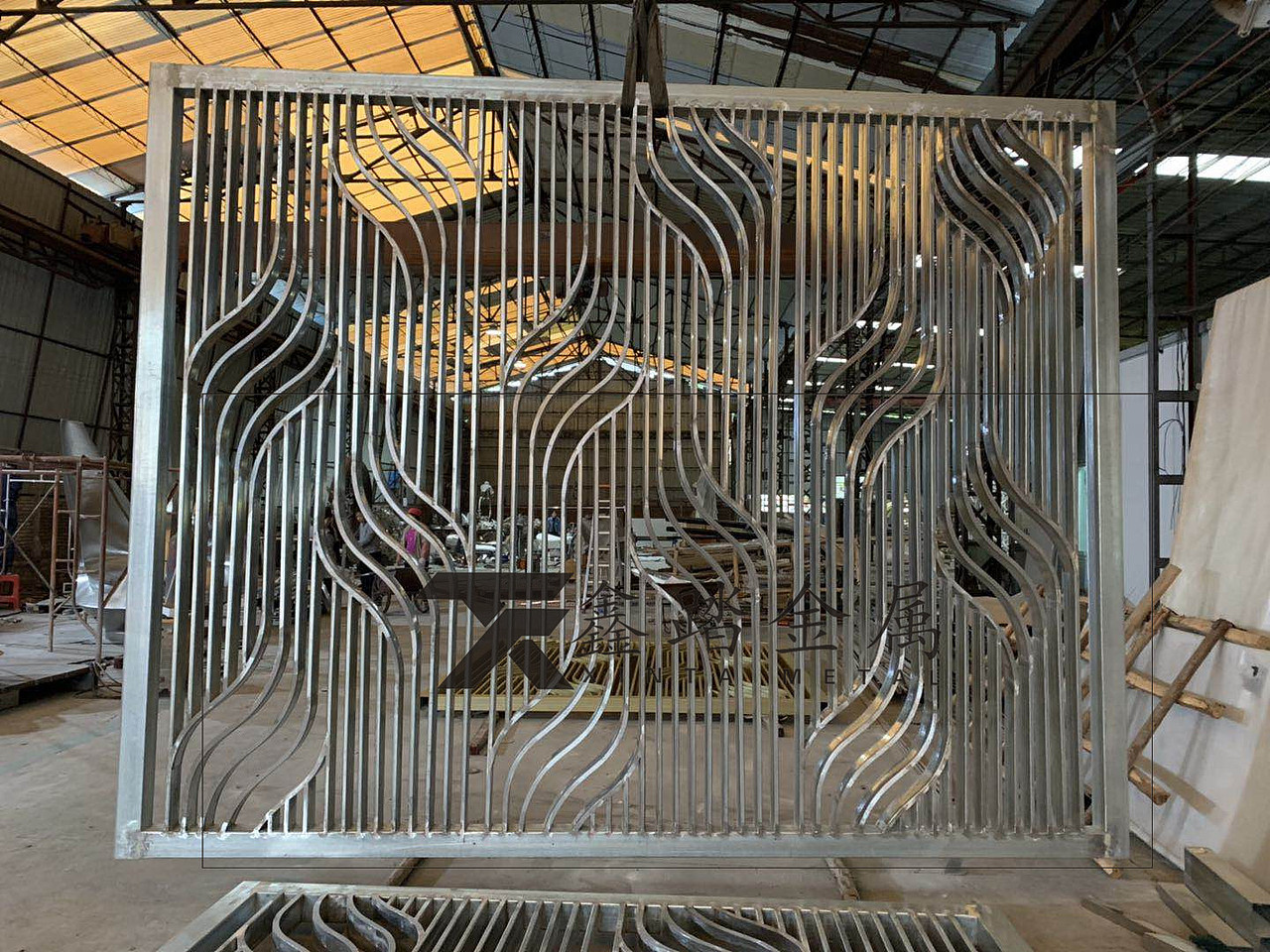 氟碳喷漆镀锌板镂空屏风厚重的色彩运用让实际效果高贵