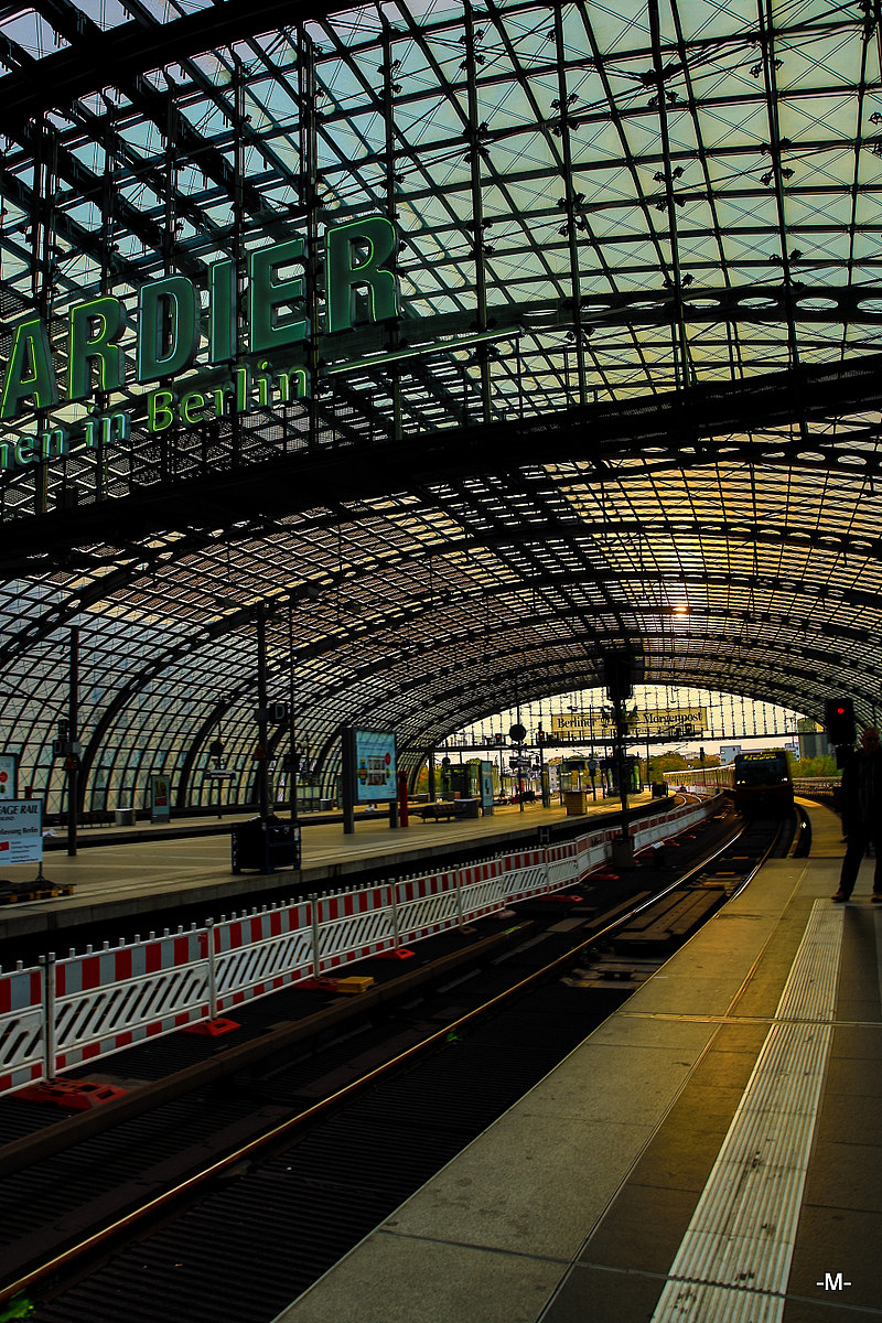 在稍微吃了一些药睡了一些时间补充了体力后接近傍晚的时间，不甘心的我又趴了起来冲向了博物馆区，现在想起来，我还是觉得坚持继续走下去是对的，虽然引得整个欧洲行程中咳嗽不断……这里是柏林中央火车站，城市间的DB，市内的S线路，以及地铁，路面交通，公交系统都可以在这里转站，简直是便利哭了，让我之前担心迷路的问题一扫而光。