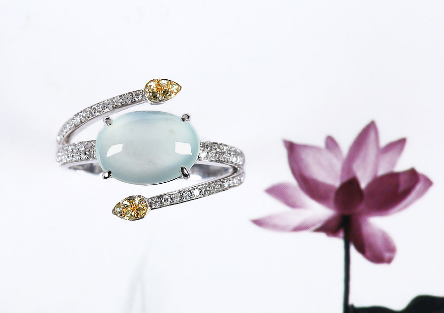 翡翠A货 冰透饱满 18K金镶钻玻璃种蛋面戒指设计款